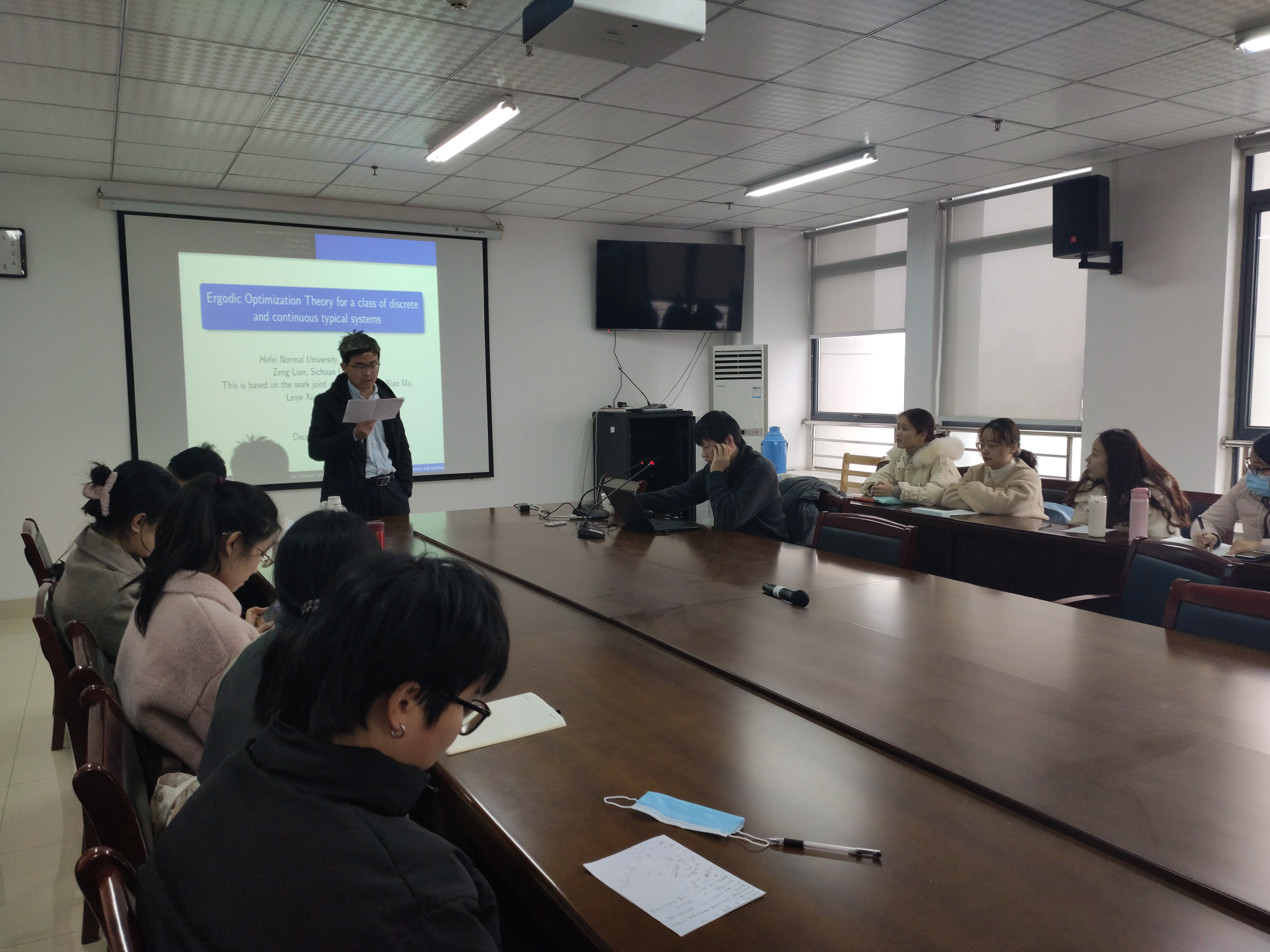 数学与统计学院举办微分方程与动力系统小型研讨会